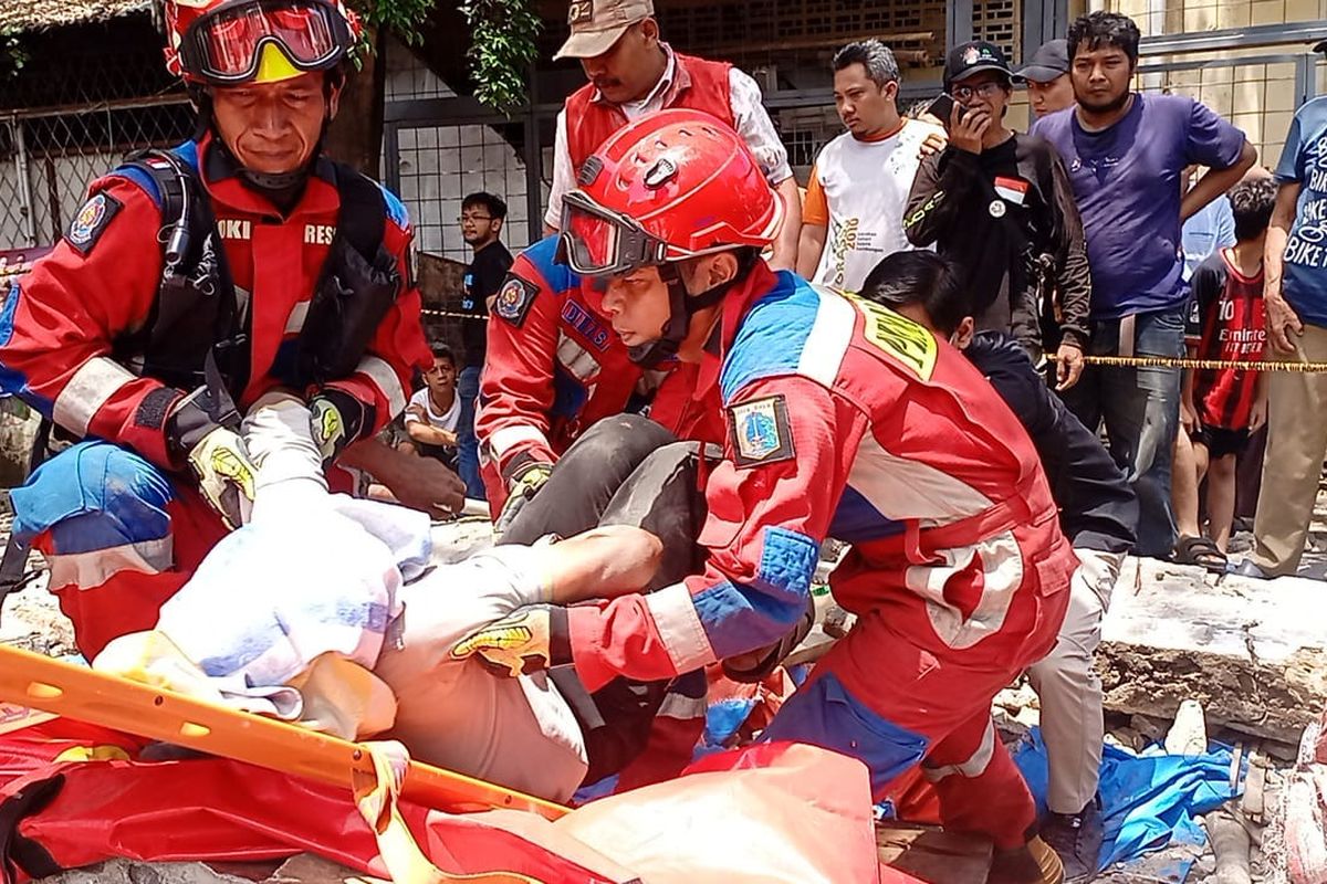 TRAGIS! 3 Warga Tebet Tewas di Lokasi, Tertimpa Tembok SPBU