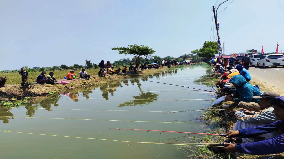 Warga Purwasari Karawang Antusias Ikuti Mancing Gratis