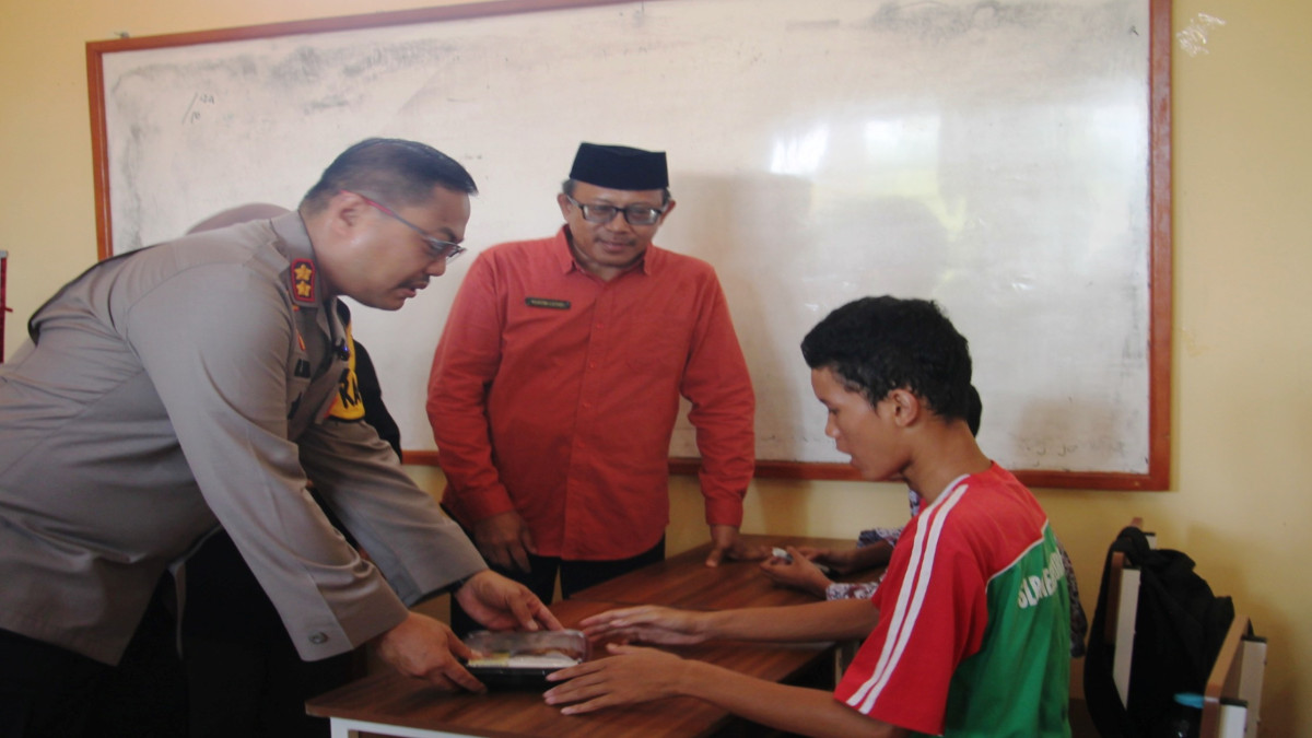 Bagikan Makanan Bergizi ke Siswa SLB Negeri Purwakarta, Polres Purwakarta dan Kodim 0619 Gelar Kegiatan Sosial