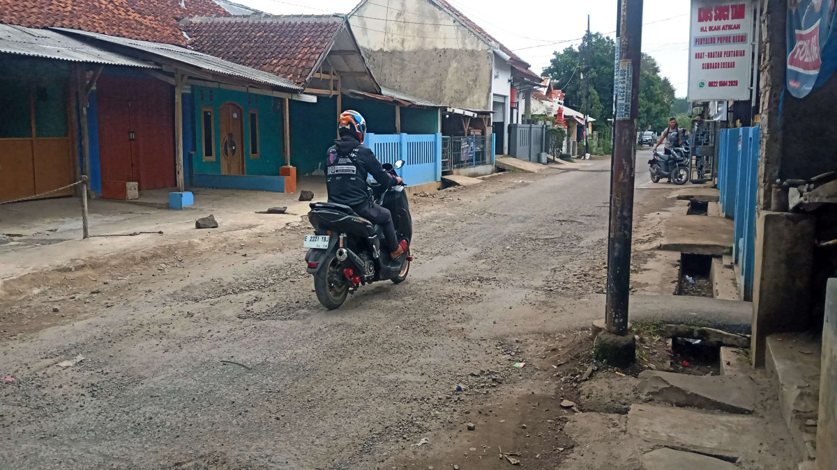 Jalan R.A Kartini Rusak, Bahayakan Keselamatan Warga