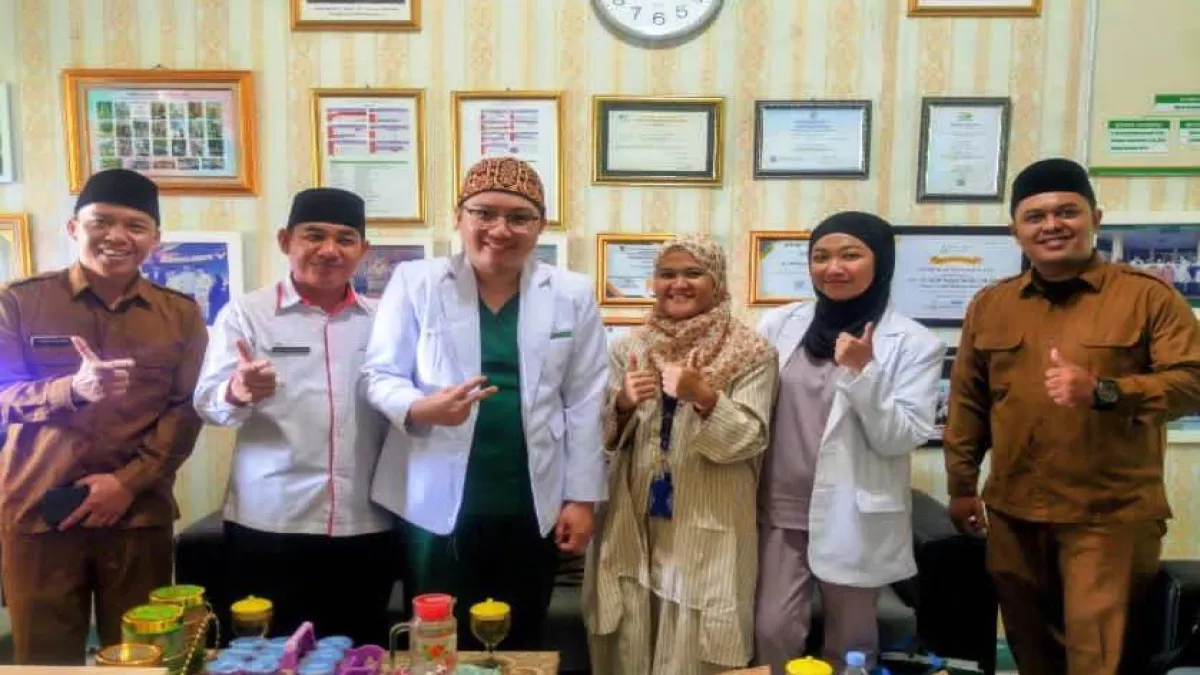 Tim Dokter RS Siloam Edukasi Santri Al-Muhajirin Purwakarta Tentang Kesehatan Reproduksi