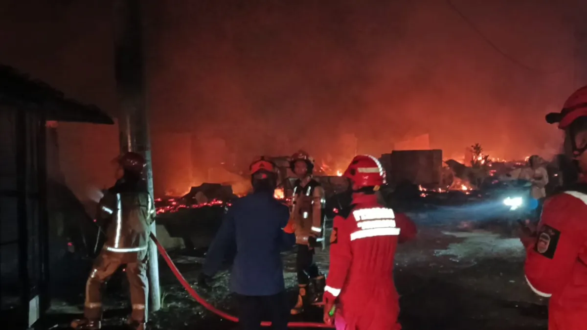 Kebakaran Hebat di Purwakarta, Hanguskan 20 Kios di Pusat Oleh-oleh Khas Priangan Bungursari