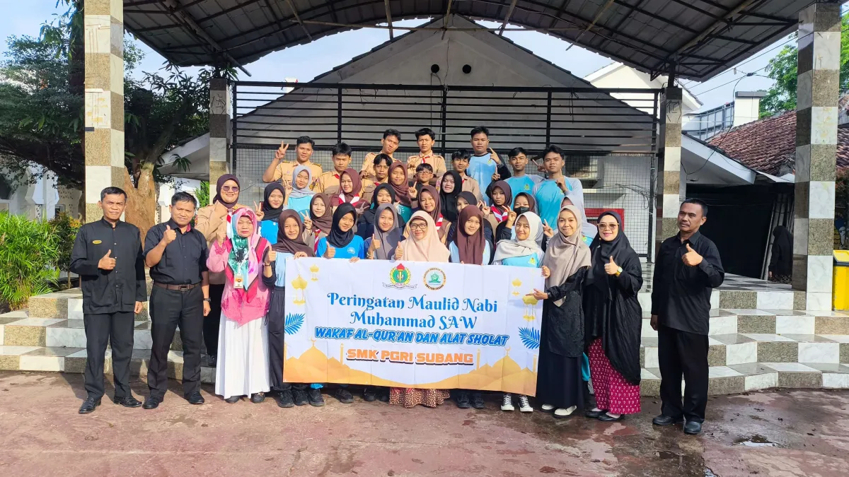 SMK PGRI Subang Wakaf Al-Qur’an, Peringati Maulid Nabi dengan Aksi Sosial di Masjid