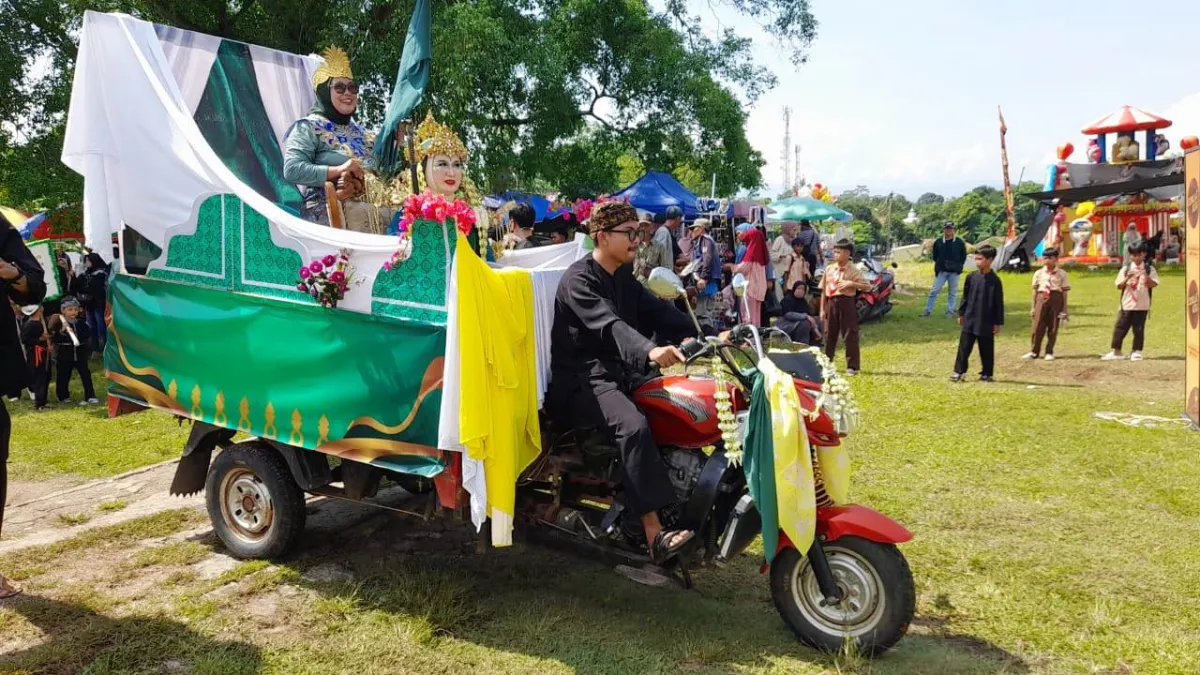 Ruwat Bumi Desa Sumurgintung di Subang Tampilkan Hasil Bumi