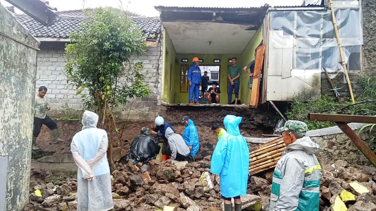 Hujan Deras Sebabkan Longsor, Satu Rumah Nyaris Ambruk