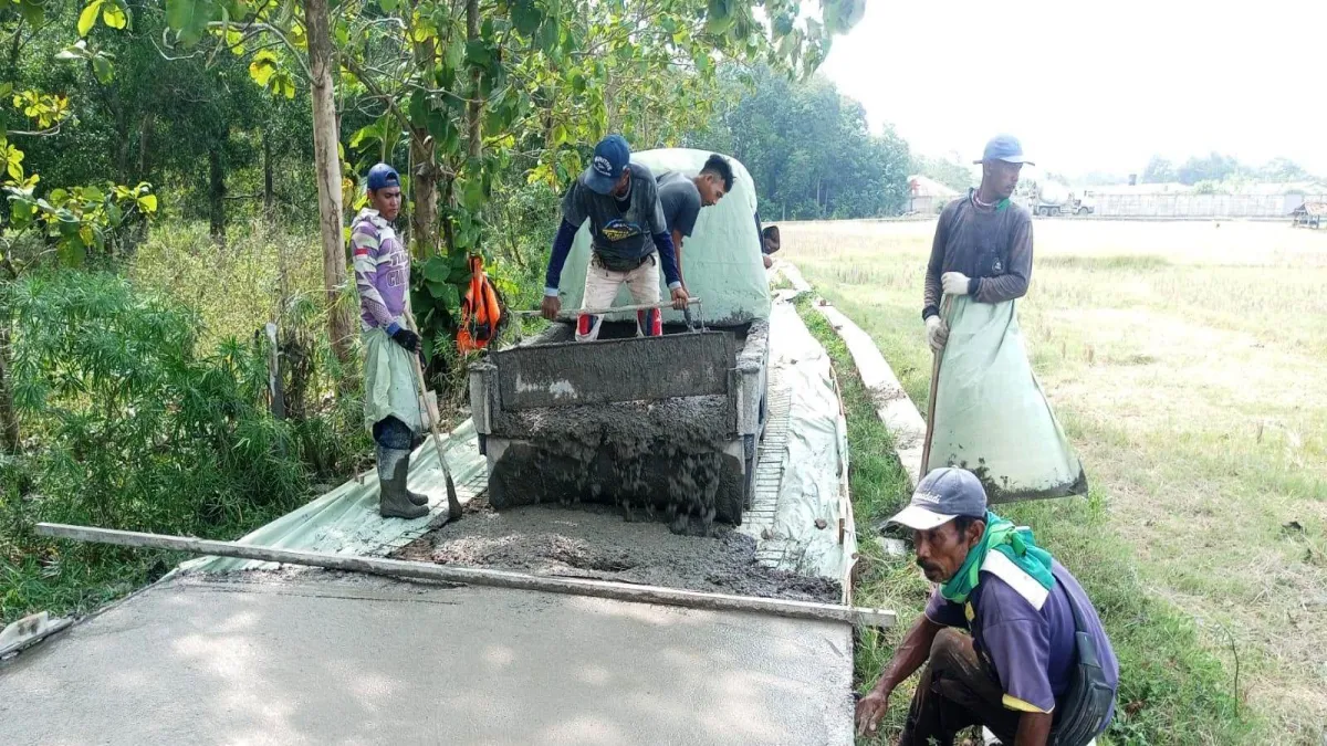 Pemdes Mekarwangi di Subang Bangun Jalan Cor Beton Menuju TPU Rawapendil