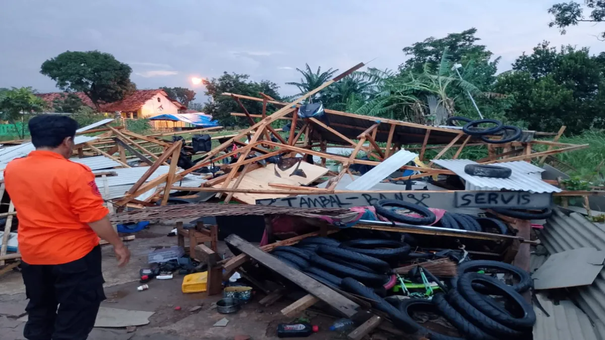 Warga Mengungsi, Puluhan Rumah Rusak Diterjang Puting Beliung di Desa Gandasari Subang