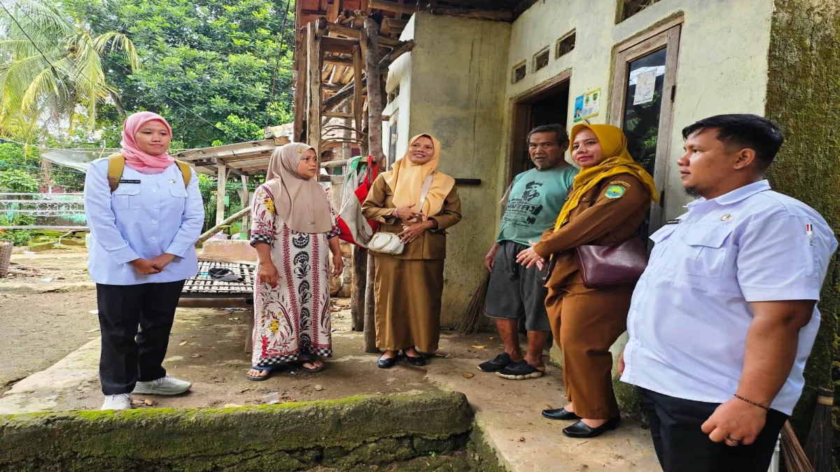 Lurah Wanareja Dorong Rusdaya Buat KTP Supaya Dapat Bantuan Pemerintah