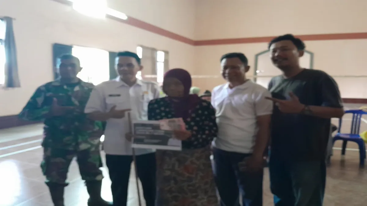 Jelang Pergantian Tahun, Pemdes Karanganyar di Subang Salurkan BLT DD untuk 28 Keluarga