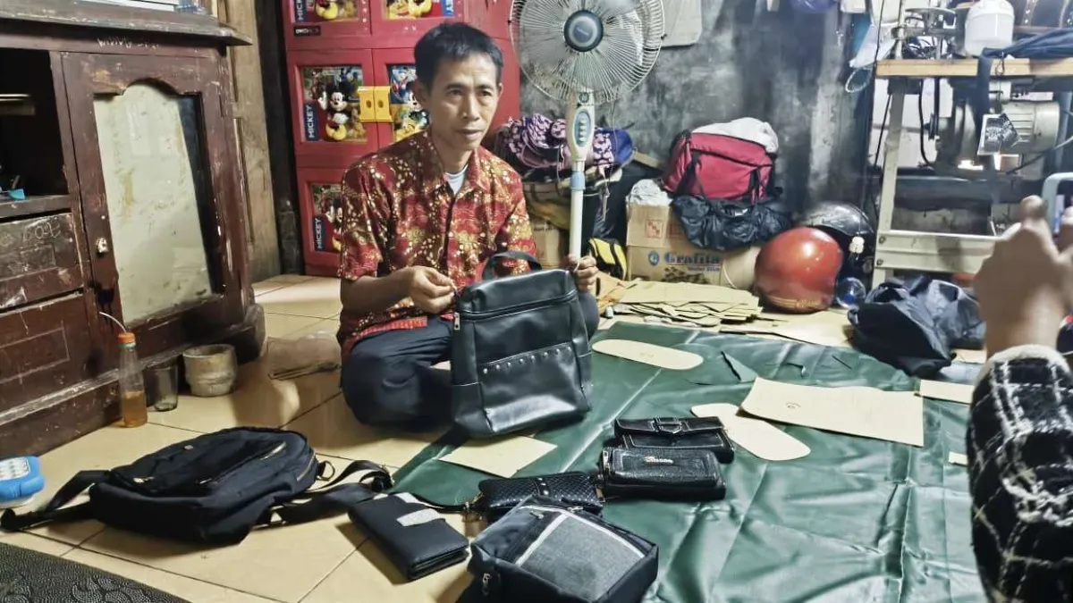 Menjahit Asa dari Benang, 26 Tahun Perjalanan Perajin Tas di Sukamelang Kasomalang