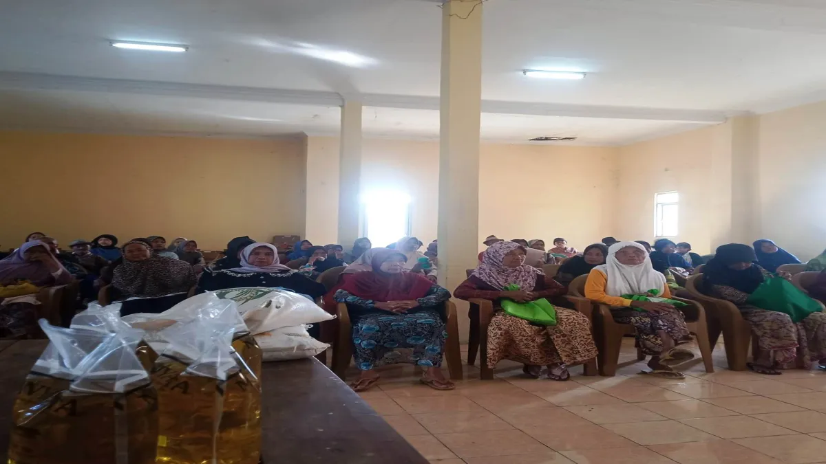 373 KPM Desa Mekarwangi di Subang Dapat Bantuan Pangan Beras dan Minyak Goreng