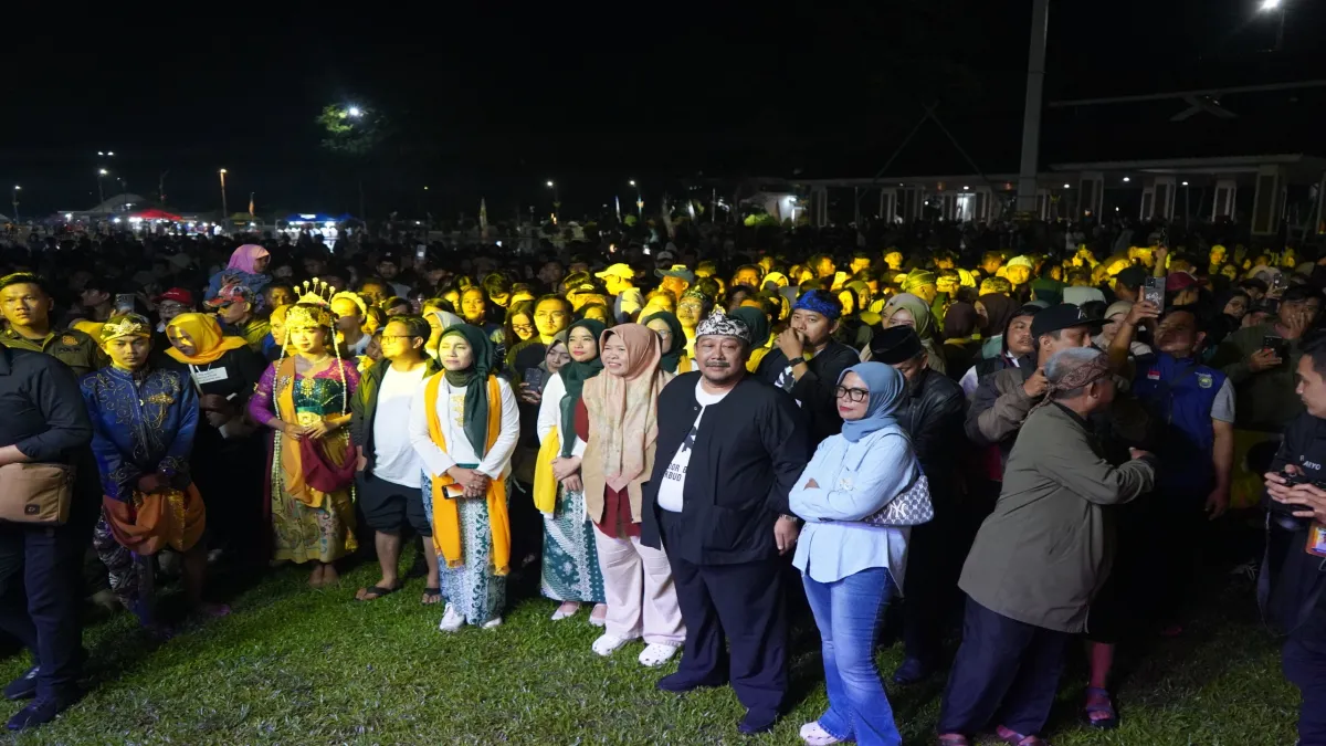 Hujan Tak Surutkan Antusias, Masyarakat Padati Barung 3 Jaipong Bajidoran HUT ke-78 Subang di Alun-alun