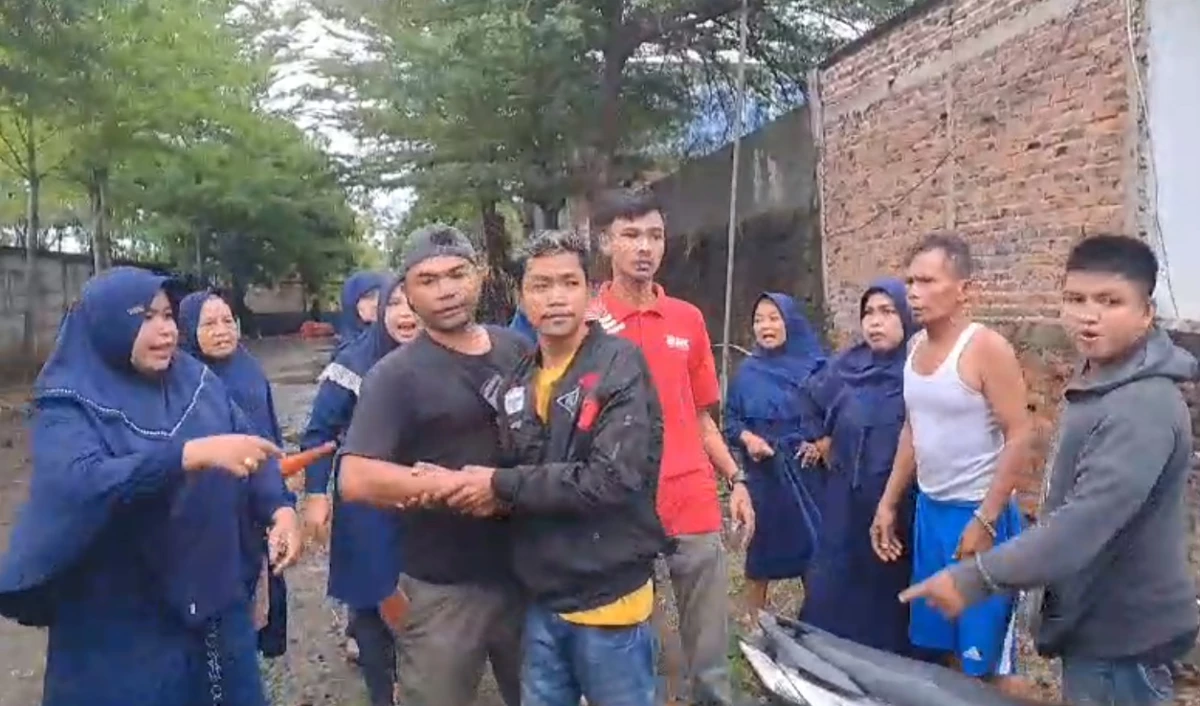 Emak-emak Geruduk Toko Obat Ilegal di Cibogo