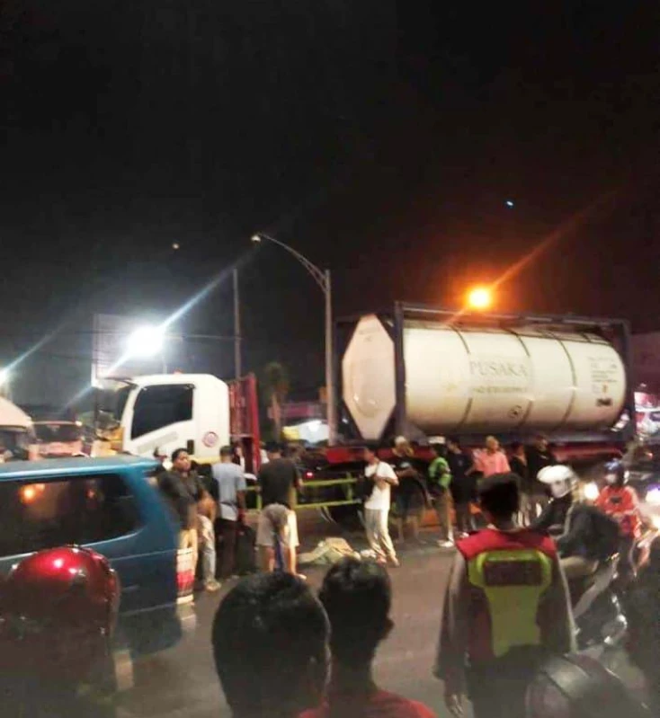 Pengendara Motor Wanita Tewas Diseruduk Truk di Karawang