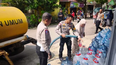 Satlantas Salurkan Air Bersih ke Warga Perum Graha Marina