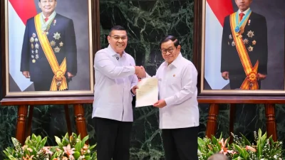 Hari Ulang Tahun ke-499 Provinsi DKI Jakarta, Wamen Ossy Serahkan 499 Sertipikat ke Gubernur Pramono Anung