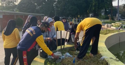 HUT ke-27, Persatuan Purnawirawan Polri di Subang Bersih-bersih Sampah Alun-alun