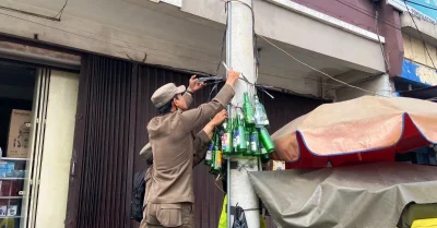 Botol Bekas Penuhi PJU Jalan Tuparev Karawang, Diduga Bentuk Protes Warga