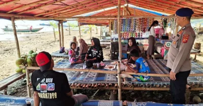 Polri Hadir di Pesisir Jatiluhur, Sat Polairud Ajak Wisatawan Jaga Kebersihan dan Keselamatan
