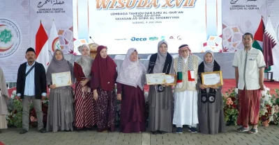 Dua Mahasiswi Institut As-Syifa Ukir Sejarah Setor Hafalan 30 Juz
