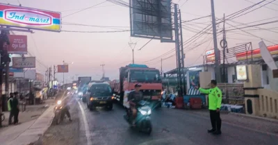 Truk Bermuatan Cat Menuju Pabrik BYD Subang Tumpah di Jalan Raya Cipeundeuy, Polisi Sebut Tak Ada Korban Jiwa