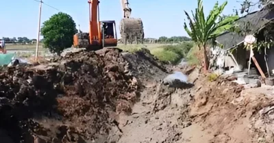 Stabilkan Suplai Air, Pemdes Kalentambo Normalisasi Saluran Irigasi