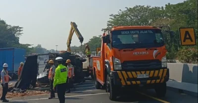 Supir Ngantuk, Dua Truk di Tol Cipali KM 94 Arah Cirebon Kecelakaan