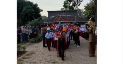 Regu Pramuka Sambut Murid Baru SDN Pangsor