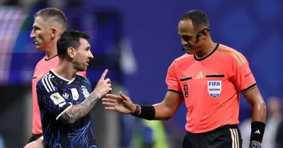 Wasit Inggris vs Argentina Jadi Sorotan! Sujud Usai Laga Picu Perbincangan di Piala Dunia 2026