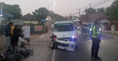 Mobil Grand Max Pengangkut Pekerja Pabrik di Subang Tabrak Sepeda Motor di Cijambe