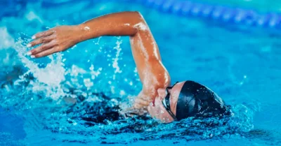 Arti Mimpi Berenang di Kolam, Pertanda Keberuntungan atau Isyarat Kehidupan?