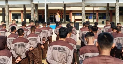 Kapolsek Pagaden Bekali Disiplin dan Kesadaran Hukum Siswa SMKN 1 Cipunagara