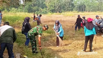 Sambut Hari Kemerdekaan RI ke 81, Pemdes Cibogo Bakti Sosial Bersihkan Lingkungan
