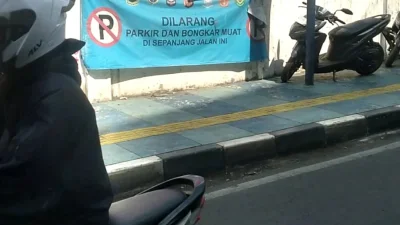 Parkir Sembarangan di Bahu Jalan Depan Stasiun KCIC Padalarang Picu Kemacetan