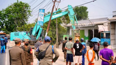 PJT II Bongkar Bangli Bantaran Kali Apur, Laksanakan Program Normalisasi Sungai