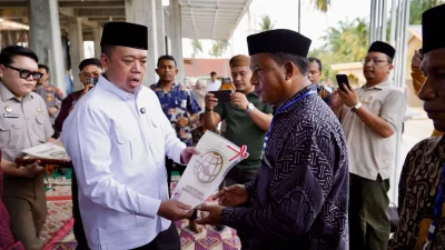 Menteri Nusron Serahkan Sertipikat Wakaf dan Bantuan dari MUI untuk Masjid Salman Alfarisi Aceh Tamiang