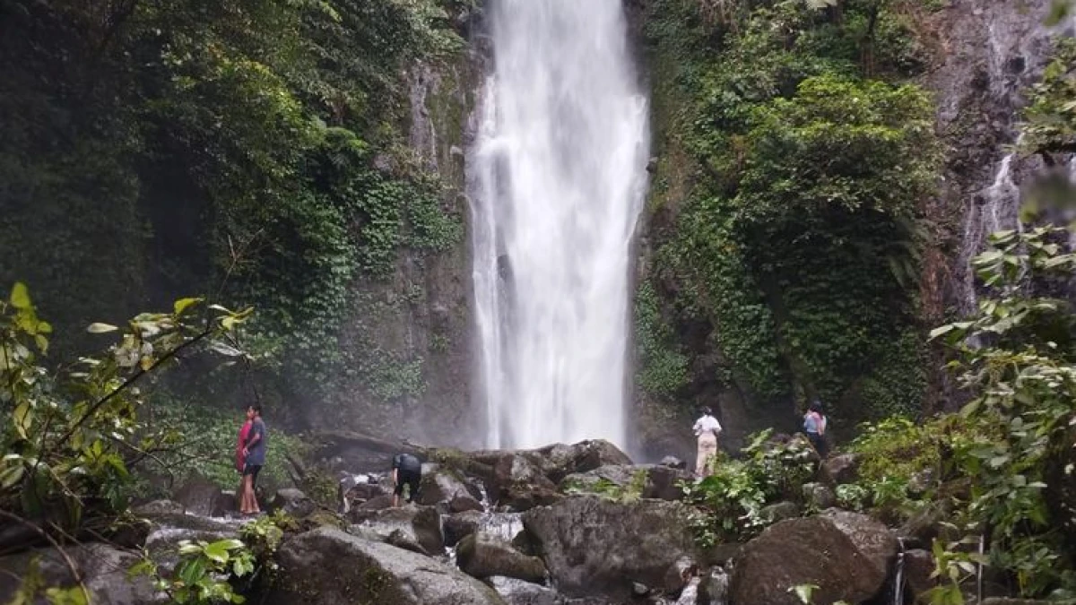 Curug Mugiri Subang yang Viral di TikTok! Air Terjun 60 Meter Ini Bikin Wisatawan Rela Tracking di Tengah Hutan