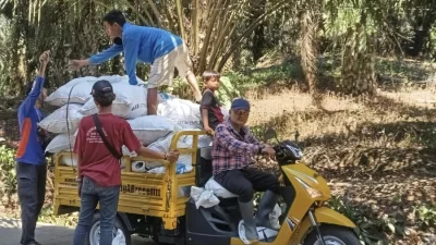 Respon Cepat Kepala Desa Kumpay, Sampah di Jalan Kumpay–Kasomalang Langsung Dibersihkan