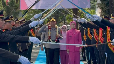 Tradisi Pedang Pora Sambut Kedatangan AKBP Andi Purwanto sebagai Kapolres Subang