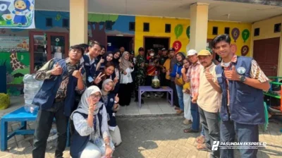 Mahasiswa KKN UBP Karawang Edukasi Warga Citeko Kelola Sampah Organik lewat Pelatihan Eco Enzyme dan Komposter