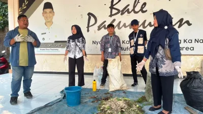 Mahasiswa STIE Wikara Edukasi Warga Pawenang Olah Limbah Sampah