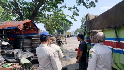 Satpol PP Karawang Layangkan SP 1 untuk 90 Penghuni Bangunan Liar di Ruas Jalan Akses Tol Karawang Timur