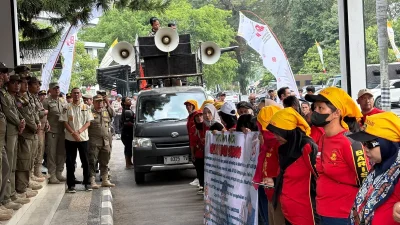Aliansi Buruh Subang Unjuk Rasa di Depan Kantor DPRD, Desak RUU hingga Perda Ketenagakerjaan Pro Buruh