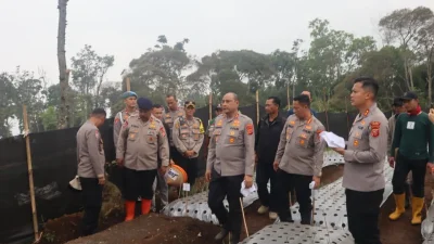 Kapolda Jawa Barat Tinjau Lahan Penanaman Bibit Bawang Putih di Ciater, Perkuat Sinergi Ketahanan Pangan Nasional