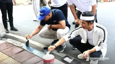 Sambut HUT Ke-81 RI, Om Zein Turun Langsung Cat Trotoar