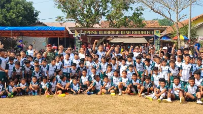 Legenda Persib Atep dan Tantan Latih 200 Anak dalam Coaching Clinic Sepak Bola di Dawuan Subang