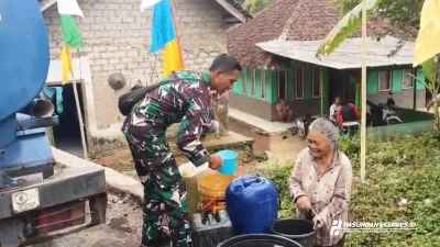 Warga Desa Palasari Alami Krisis Air Bersih, Babinsa Bergerak Distribusikan