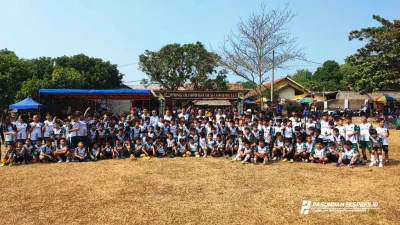 Legenda Persib Atep dan Tantan Latih 200 Anak dalam Coaching Clinic Sepak Bola di Dawuan Subang