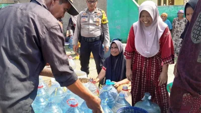 Warga Tegalwaru Alami Kekeringan, Polsek Plered Distribusikan Air Bersih