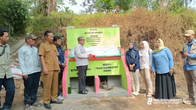Mahasiswa KKN STKIP Purwakarta Bangun Rocket Stove, Solusi Sampah Warga Desa Sakambang